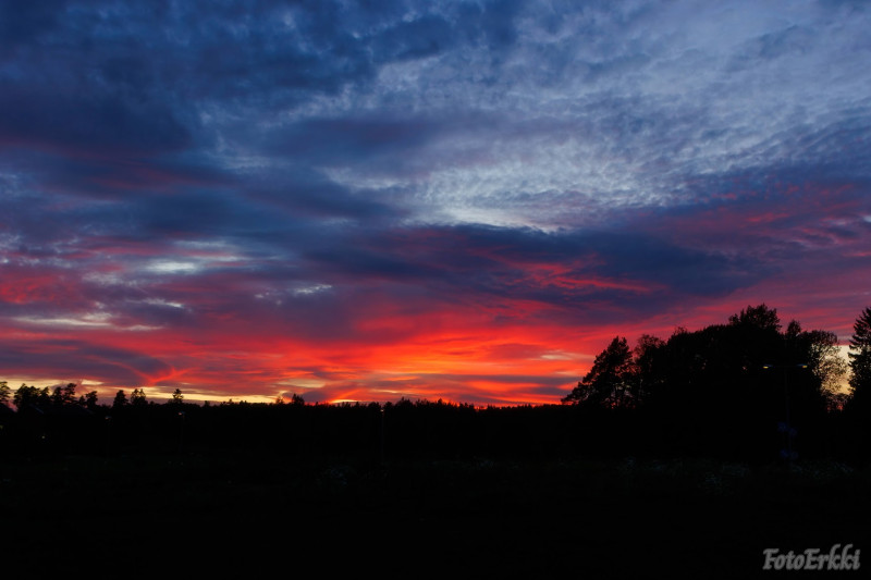 Auringonlasku pohjois-Espoossa