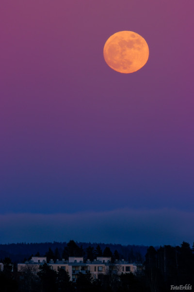 Kuu auringonlaskussa